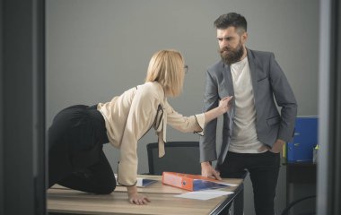 Seksi Sekreter patron işyerinde flört. Cinsel taciz ve ofis kötüye kavramı
