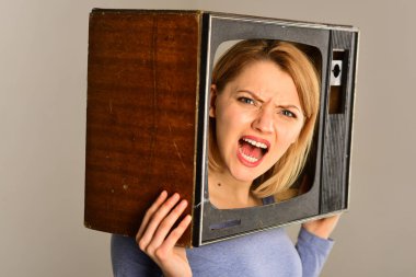 televizyon seti. televizyon kızgın kadın kafasına ayarla. kadın tutuşsun televizyon seti. televizyon seti ve yeni teknoloji. patlama.