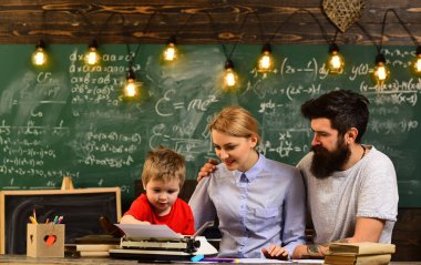 Öğretmenler öğretmek, yıllık sınav hazırlık için kompozisyon yazma öğrenci öğrenci olarak farklıdır, endişe öğrenci matematik ile ilgili bir sorun var,