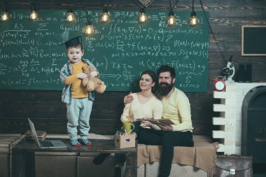 Hoşlanmak kavramı. Küçük çocuk hoşlanmak tadını çıkarın. Çocuk ve aile hoşlanmak sırasında bilgi almak. Okula gitme vakti