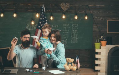 Sonu kavramı. Okul sonu. Sırasında ara sınıf öğrenci grubu başlatmak kağıt uçak. Bayram ve okul ara