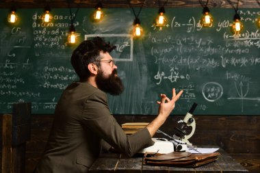 Öğrencilerin hemen hemen her konu, Modern çalışma teknoloji kavramı ders almak, iyi öğretmenler arama yapan öğrenciler, sınıf, E-öğrenme eğitim ve üniversite kavramı mutlu öğretmen,