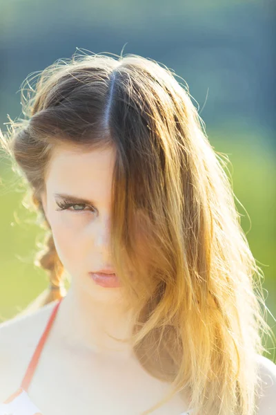 Conceito de cabelo. Mulher com maquiagem e cabelos longos. Menina bonita precisa de estilo de cabelo. Abraçar o cabelo confuso — Fotografia de Stock