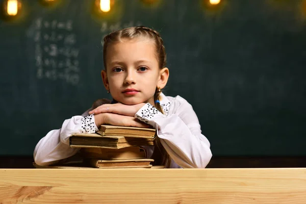 Brainstorming. brainstorming koncept. liten flicka brainstorming på skolan lektion. brainstorming vetenskap för framtida framgång. arbetar på nytt projekt. — Stockfoto