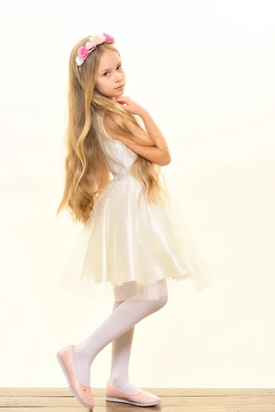 Μικρό κορίτσι. μικρό κορίτσι σε λευκό φόρεμα. κοριτσάκι με μακριά ξανθά μαλλιά. κοριτσάκι απομονωθεί σε λευκό. μαλλιά σαν φωτιά. — Φωτογραφία Αρχείου