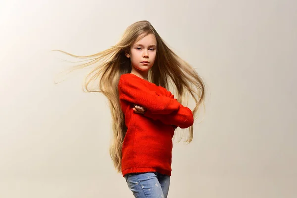 Frisur. jung und unbeschwert. kleines Mädchen mit süßer Frisur. Frisur des Kindes im Friseur. — Stockfoto