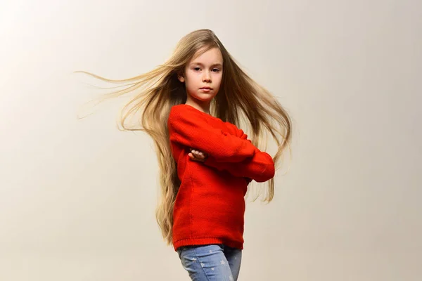 Peinado. jóvenes y despreocupados. niña con lindo peinado. El peinado del niño en la peluquería . — Foto de Stock