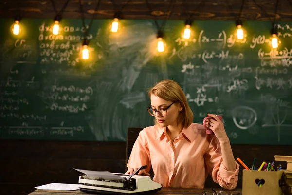 Mujer escribir novela de amor en la redacción. Investigación privada de detectives. Información. Inteligente y seguro. Nueva tecnología en la escuela moderna. Volver a la escuela y a la educación en el hogar —  Fotos de Stock