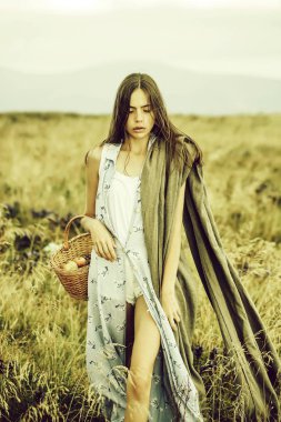 Sahada oldukça sevimli esmer