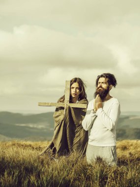 Çift çayır üzerinde dua