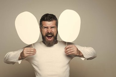 Kızgın yüz hipster tutun kağıt tabela.