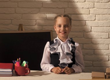 Beyaz tuğla duvar arka plan üzerinde sınıfta çocuk