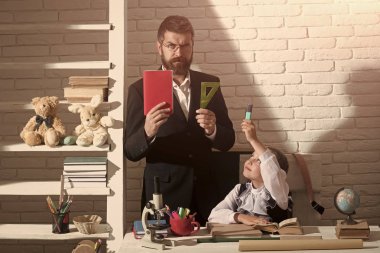 Okul ve evde eğitim kavramı. Kız ve baba