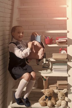 Hafif tuğla zemin üzerine çalışma odasında çocuk