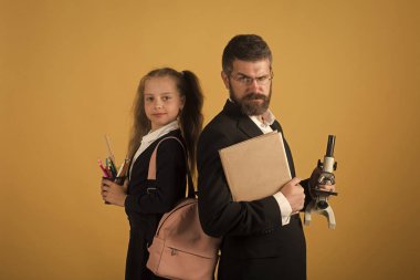 Çocuk ve baba mikroskop, kitap ve Kırtasiye tutun