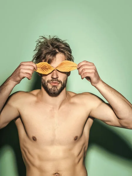 Hombre con hojas de otoño como gafas . — Foto de Stock