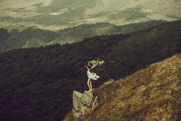 Chica bonita en la pendiente de la montaña —  Fotos de Stock