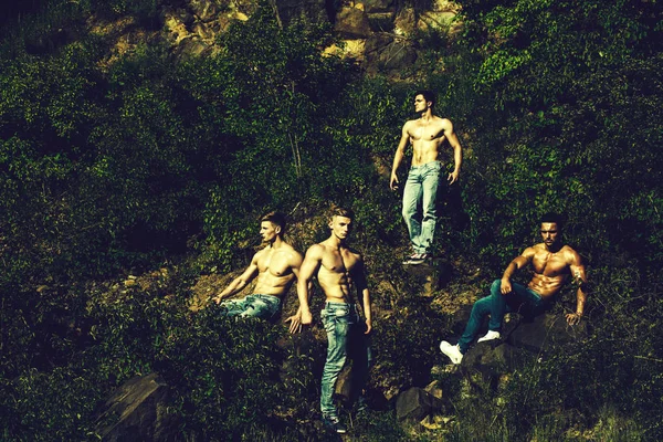 Cuatro hombres musculosos sexy — Foto de Stock