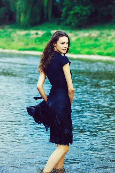 Giovane donna sexy in piedi in acqua — Foto Stock