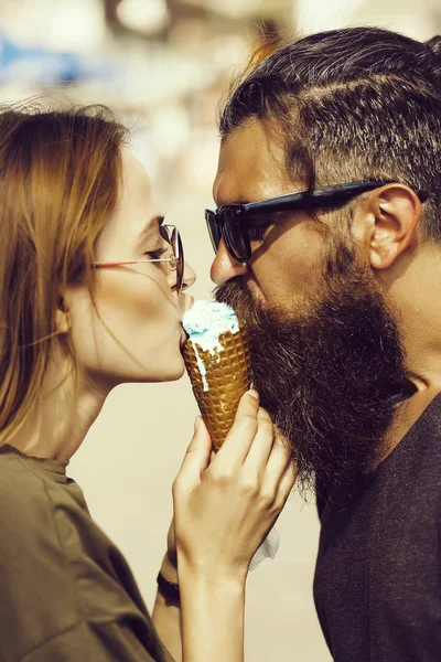 Pareja comiendo helado —  Fotos de Stock