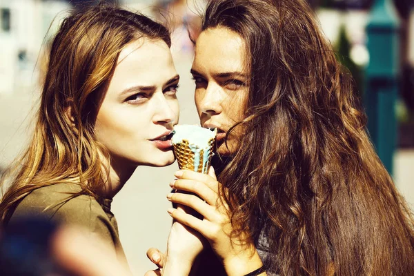 Chicas guapas comiendo helado — Foto de Stock