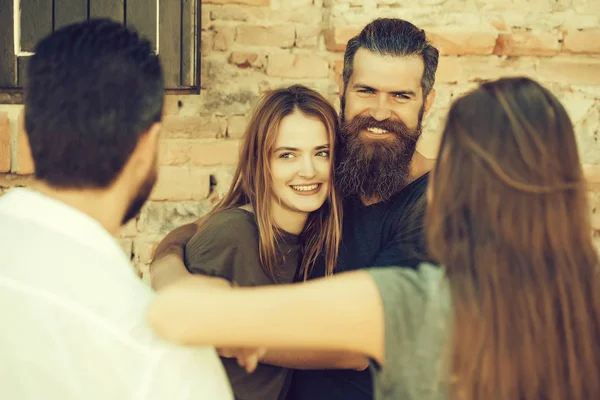 Smilling paar met vrienden — Stockfoto