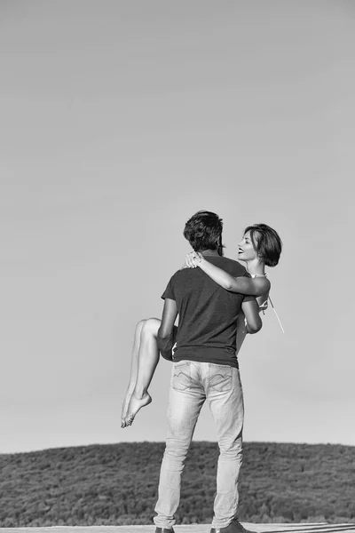 Young couple on blue sky — Stock Photo, Image
