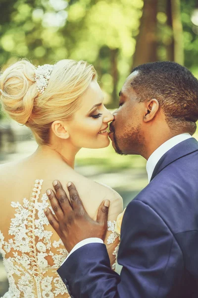 Lo sposo amorevole tocca la spalla di sposa adorabile — Foto Stock