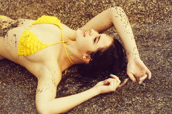 Pretty happy girl smiling on sea beach — Stock Photo, Image