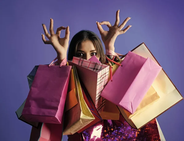 Femme shopper shopping donnant ok — Photo