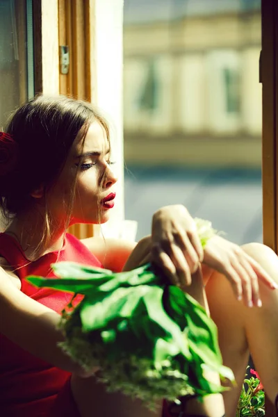 Schönheit und Mode, Mädchen in rotem Kleid mit Blumenstrauß — Stockfoto