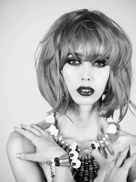 Etnik takı parlak yapay saçlı kız.