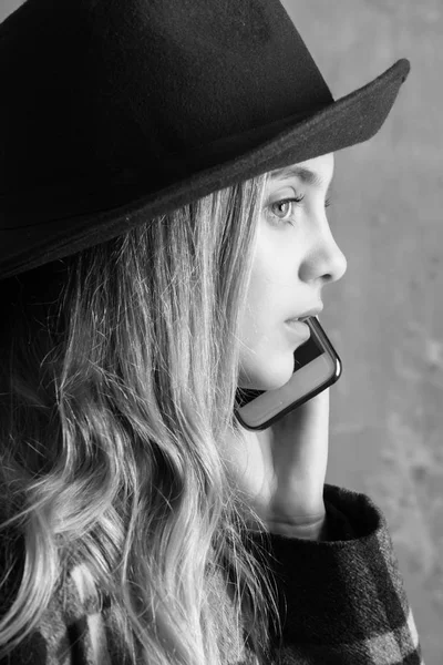 Menina de chapéu com telefone — Fotografia de Stock