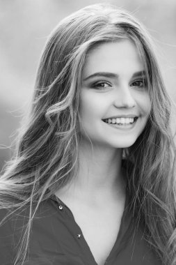 Kız kırmızı bluz.