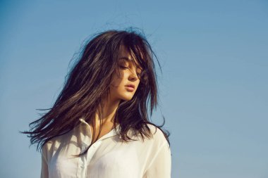 Kadın esmer saçlı ve taze makyaj.