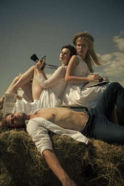 Adam ya da saman üzerinde yalan maço