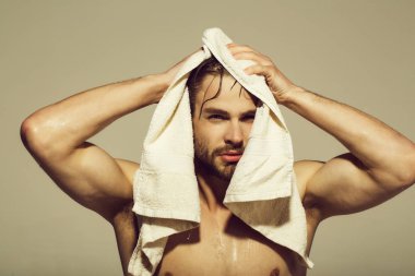 banyo havlusu ile kas ıslak vücut çıplak adam
