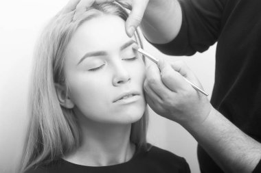 El kapatıcı makyaj fırçası ile kız göz kapakları üzerinde