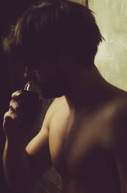 maço ile çıplak göğüs kokulu parfüm kokusu, parfüm şişesi