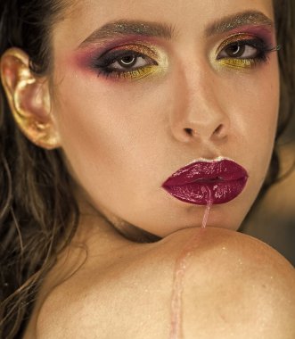 Makyaj ve cilt genç kadın yüz ve dudak. makyaj ve cilt bakımı model glamour sima, göz ve cilt üzerinde tükürük ile.
