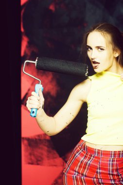 güzel kız Oluşturucu, ressam ile silindir boyama duvar siyah