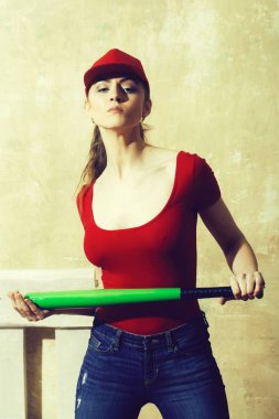 Yeşil sopası ile kırmızı şapkalı güzel kız