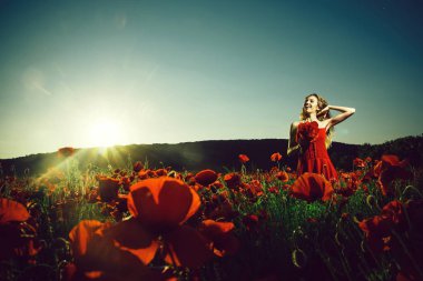 haşhaş tohumu alanında gülümseyen kız