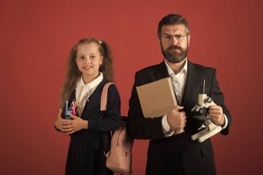 Mikroskop, kitap ve Kırtasiye çocuk ve eğitmen tutun