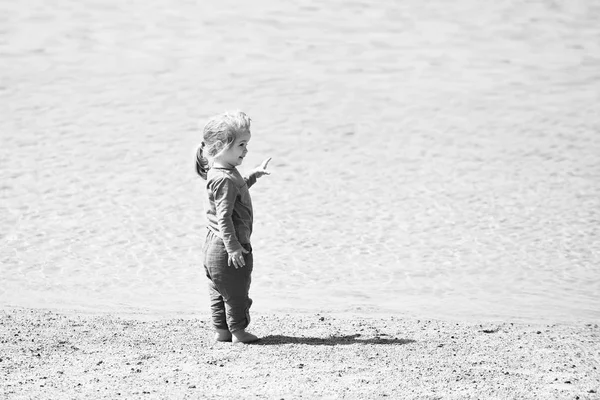 小さなかわいい男の子子供海のビーチで楽しんで — ストック写真