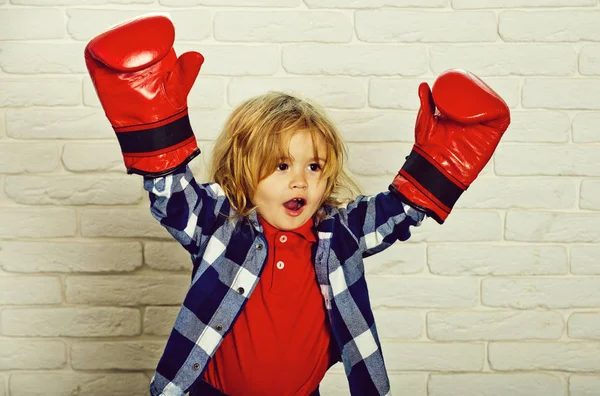 Boldog kis fiú piros box kesztyű, megnyerése jelent — Stock Fotó