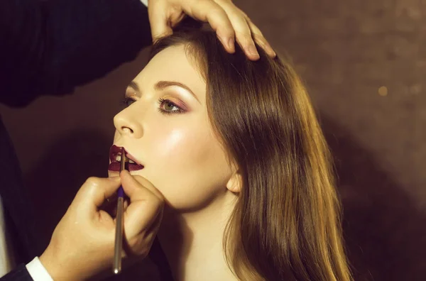 Modelo de moda conseguir labios pintados en salón de belleza — Foto de Stock