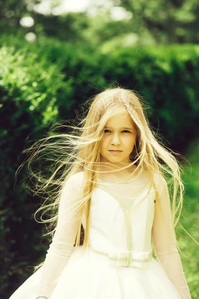 Menina pequena em vestido branco ao ar livre — Fotografia de Stock