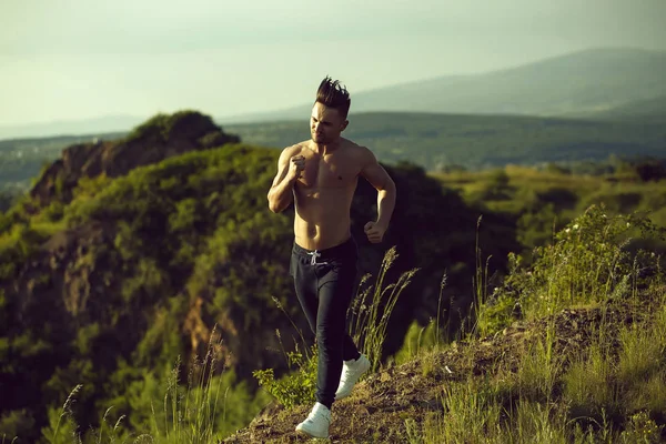 Sexy muscular homem correndo ao ar livre — Fotografia de Stock