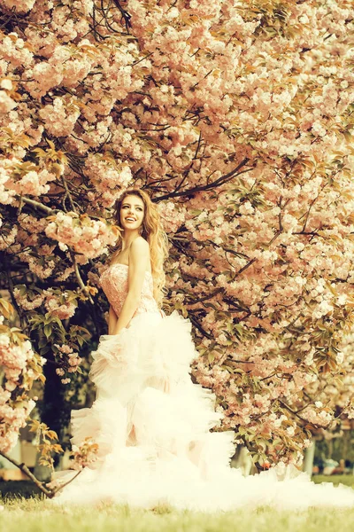 Menina glamour em flor rosa — Fotografia de Stock